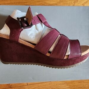 Vionic Tawny Platform Wedge (never worn)